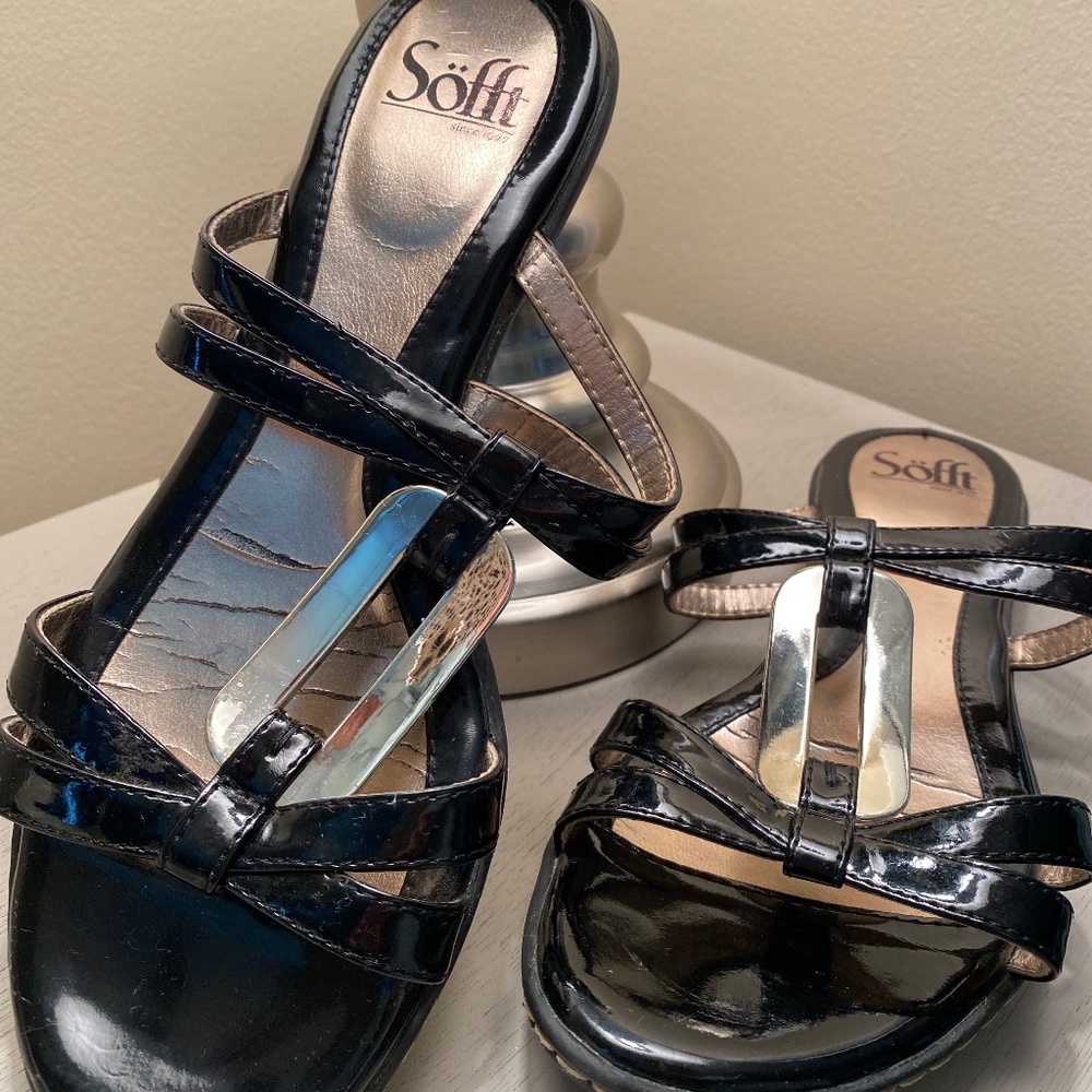 Chic AND Comfortable little black sandals